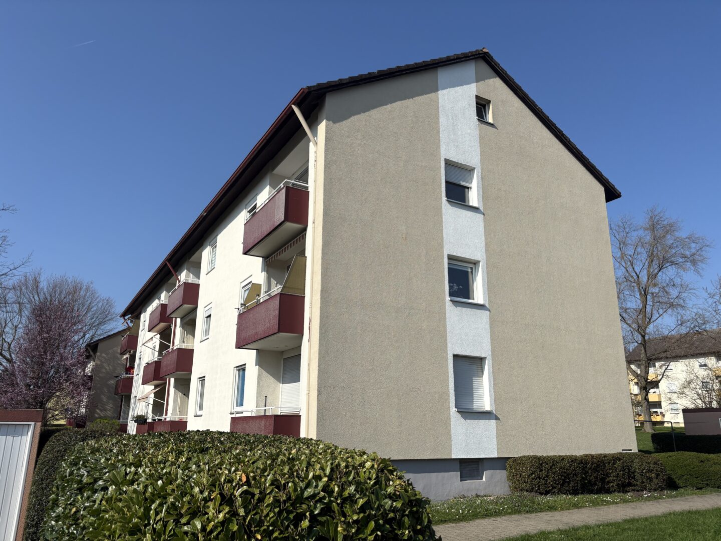 Hausansicht seitlich Balkonseite
