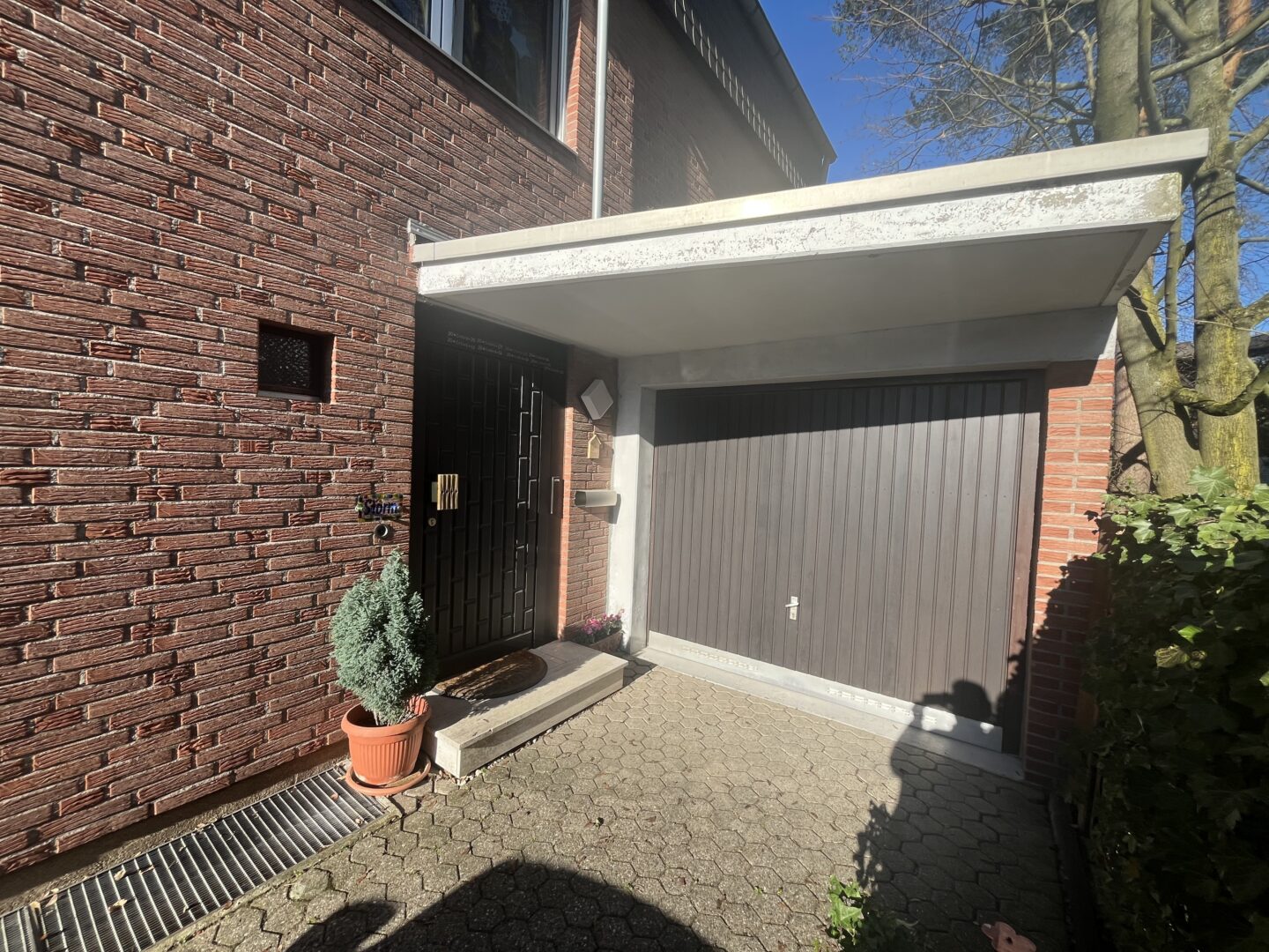 Eingang Wohnung EG + Garage
