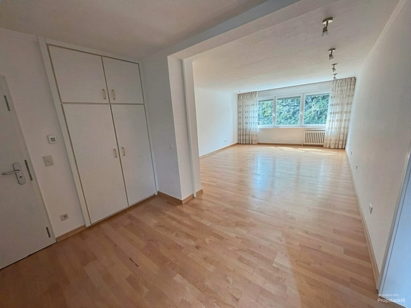 Eingangsbereich mit Blick zum Wohnzimmer 