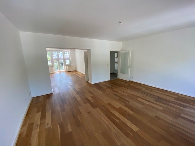 Esszimmer mit Blick ins Wohnzimmer