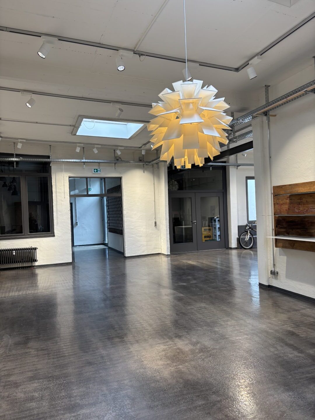 Ausstellungsraum /Büro