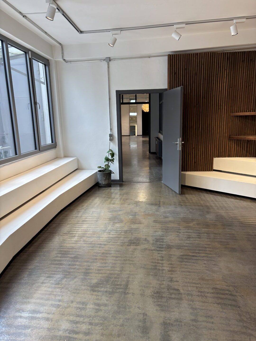 Ausstellungsraum / Büro