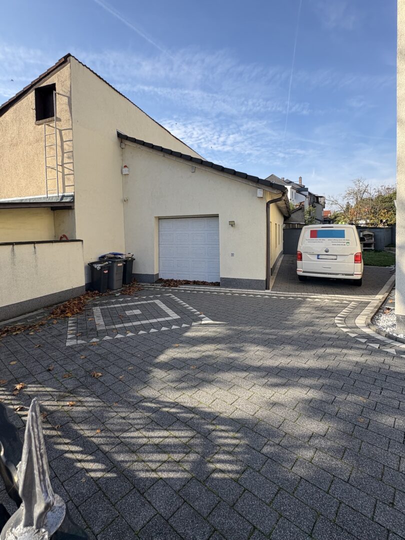 Hof mit Garage