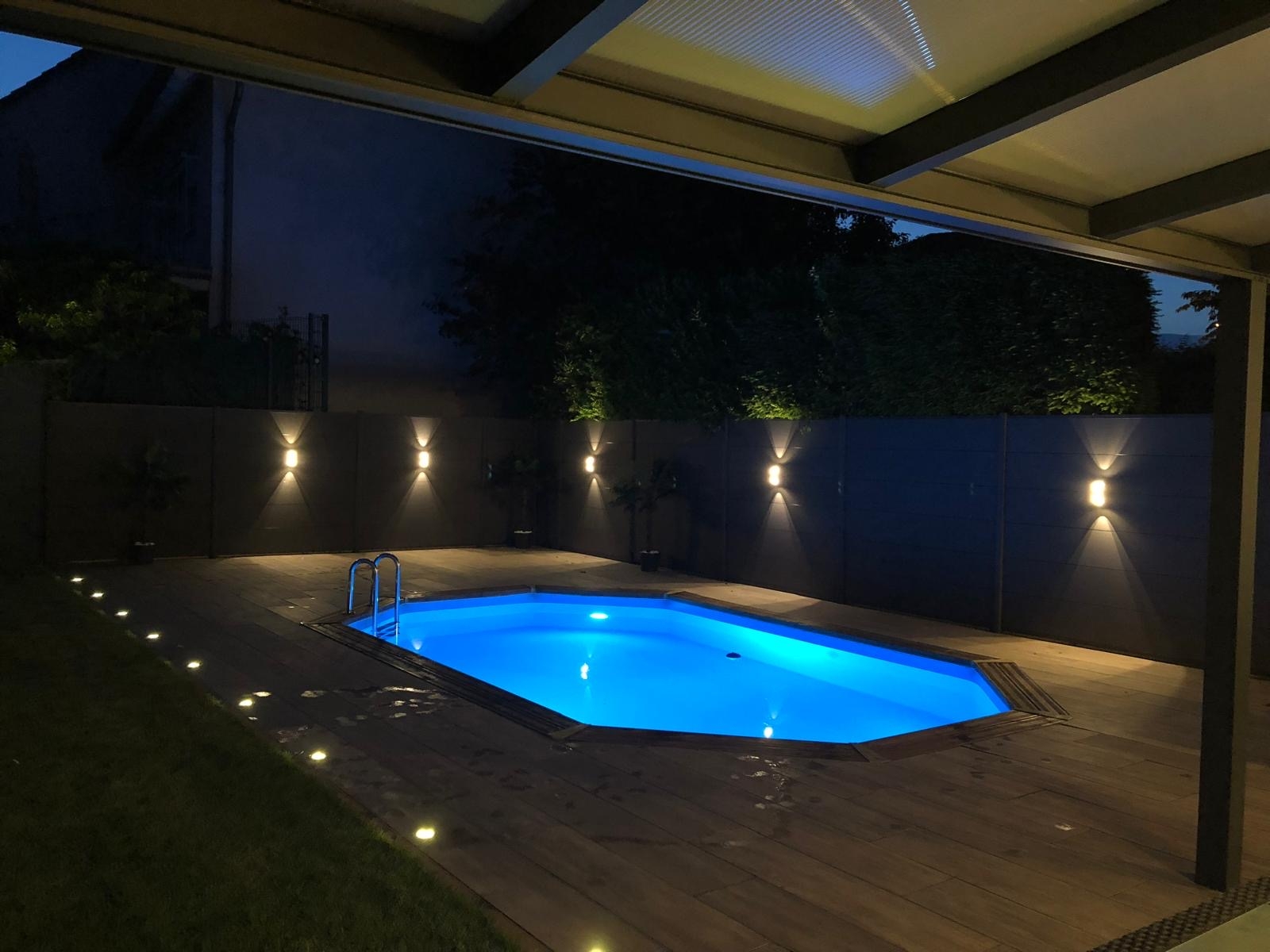 Schwimmbad beleuchtet