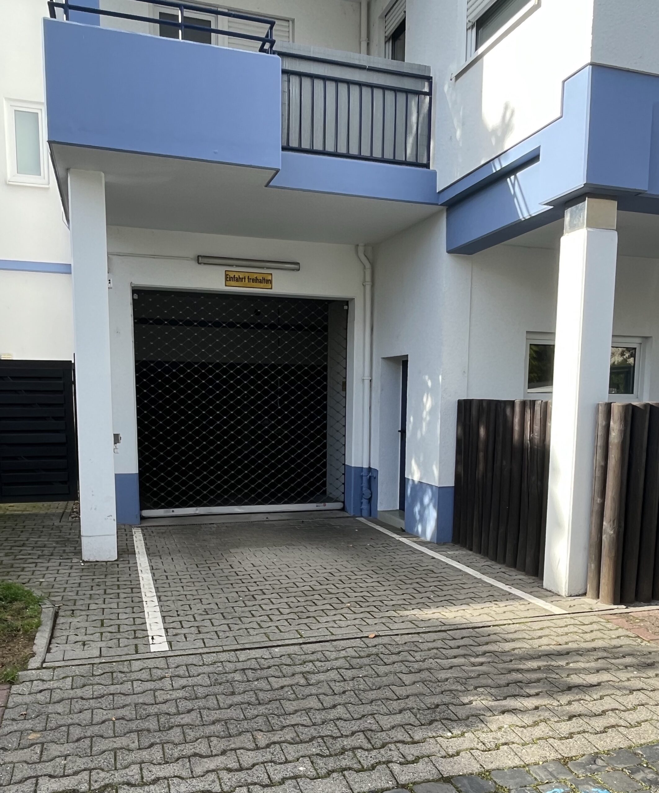 Einfahrt Garage